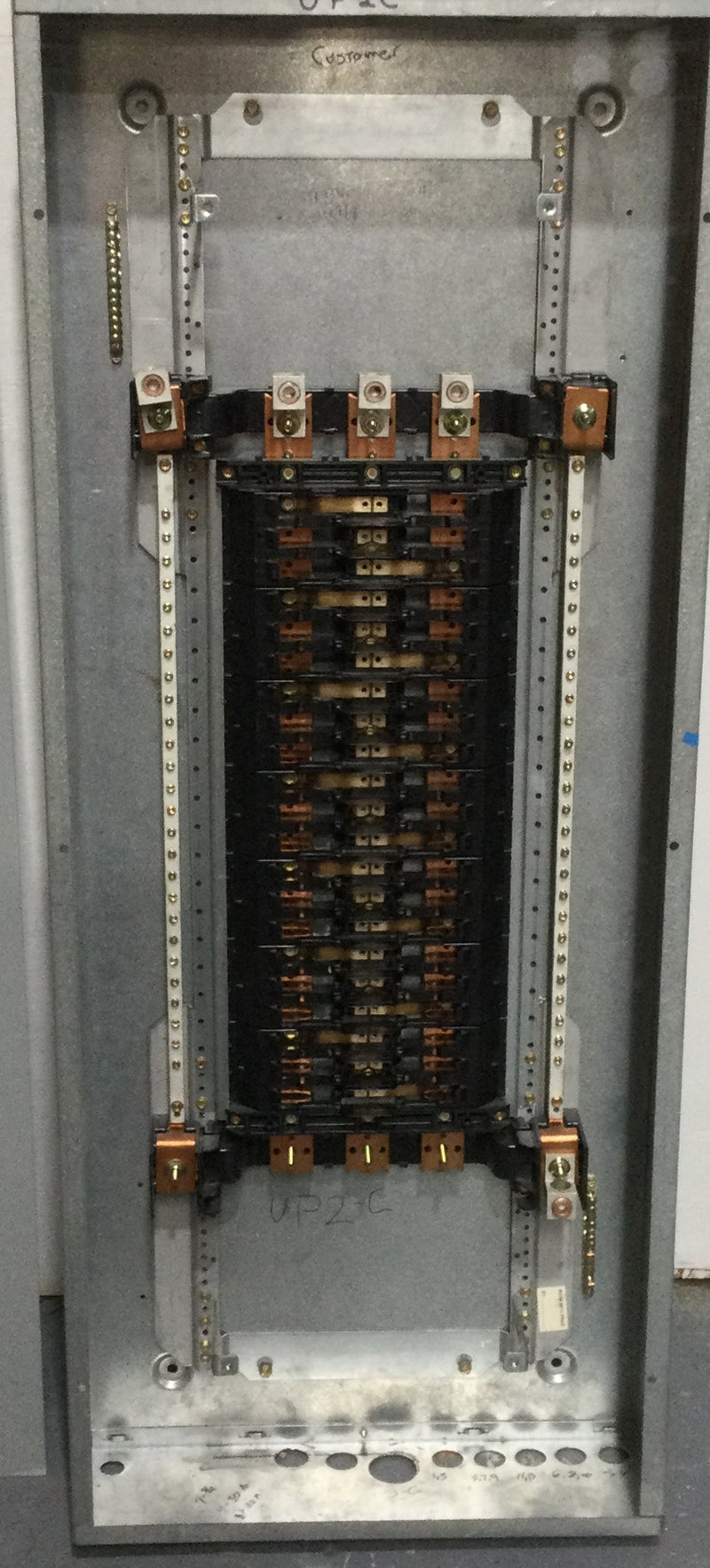 GE General Electric AQU3422RCX AXT1B4 225 Amp A-Series II Lighting Panelboard 208Y/120V 3 Phase 4 Wire 42 Space 50" x 20"