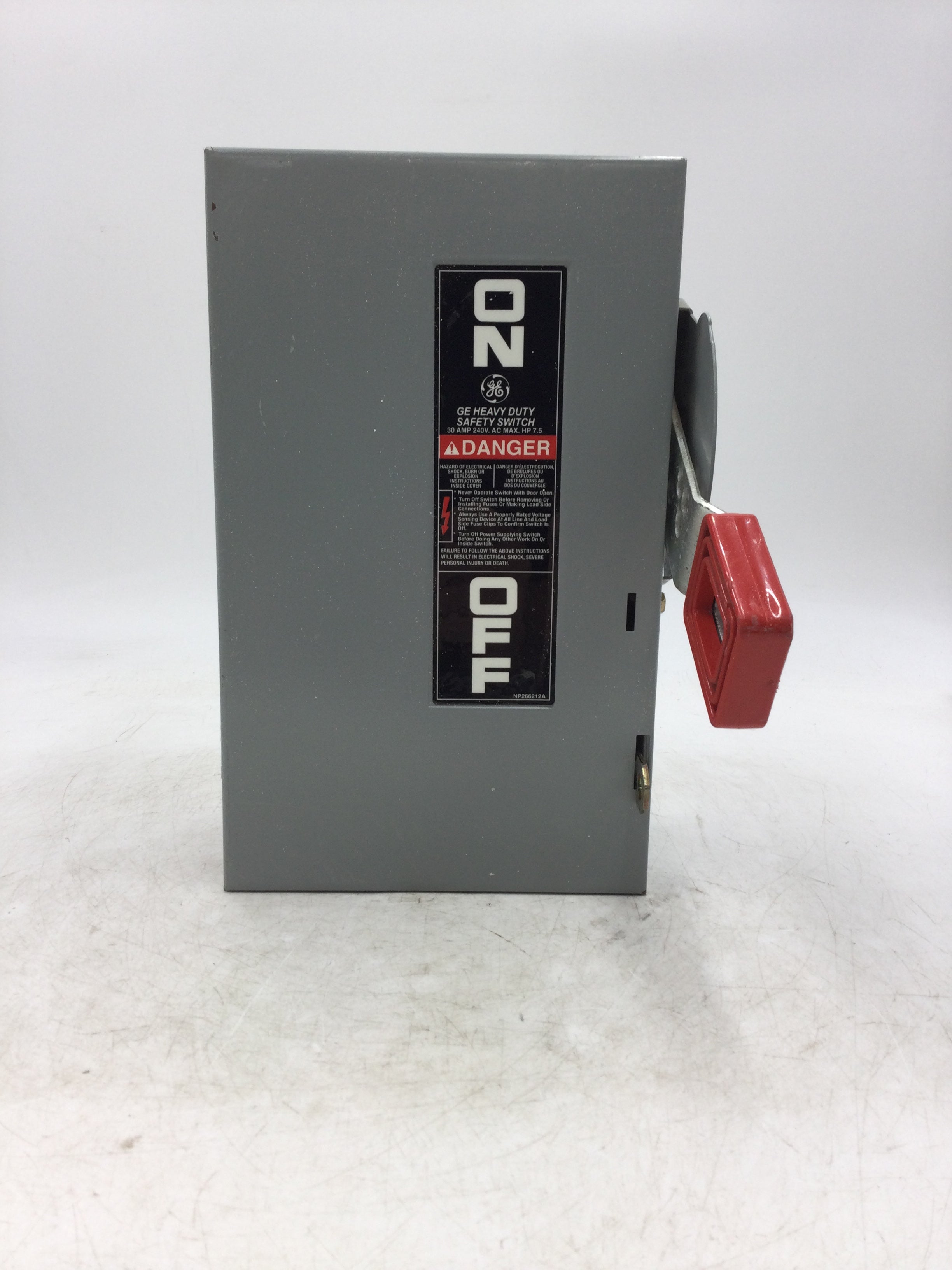 General Electric TH3221 2 Pole 30A 240VAC Fusible Safety Switch Model