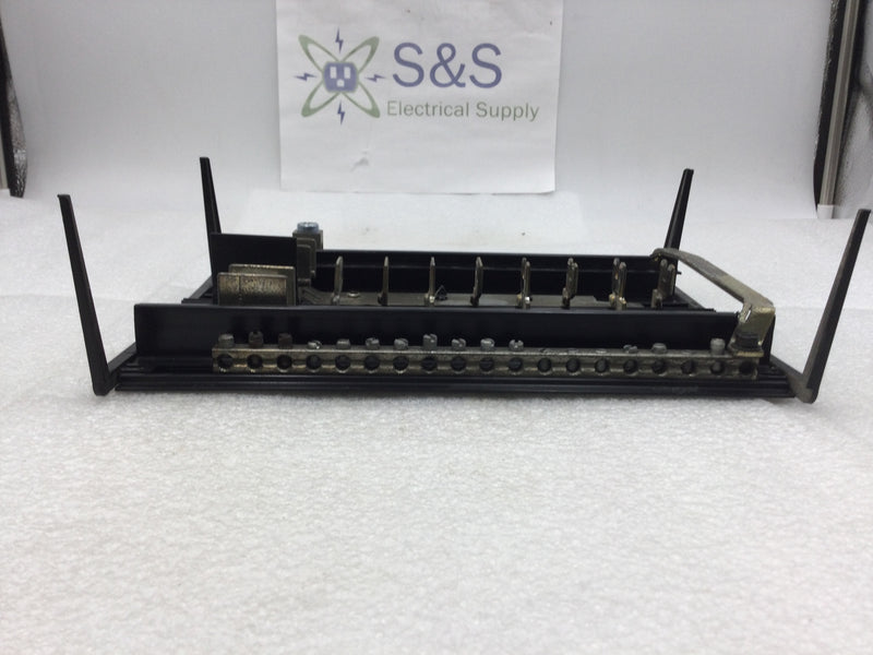 Siemens G1624ML1125 125 Amp 8 Space/24 Circuit 120/240 VAC Load Center Guts Only 9" X 12"