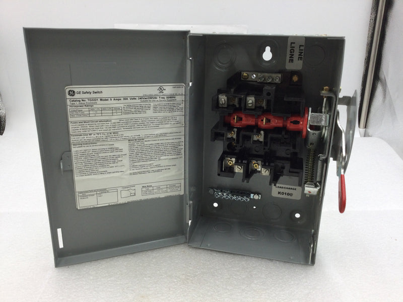 GE General Electric TG3221 Model 9 30 Amp 2 Pole 1 Phase 240VAC Enclosed Fusible Safety Switch